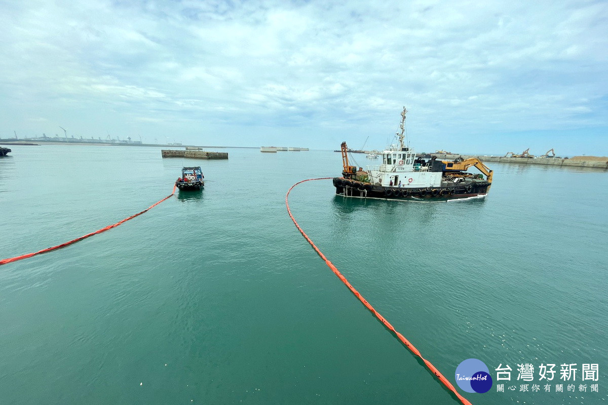 桃園市政府海管處人員進行海上油污演練。