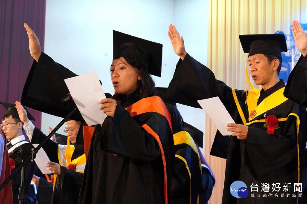 獲頒斐陶斐榮譽會員獎的24位畢業生，上台宣讀入會誓詞。