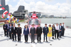 ▲賴清德總統主持新造4,000噸級雲林艦的成軍典禮，勉勵海巡同仁成為不辜負全體國人期待的英雄部隊，一行人並登艦參觀。