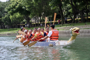 立法院副院長江啟臣、台中市議員陳清龍等人齊心支持划龍舟活動。