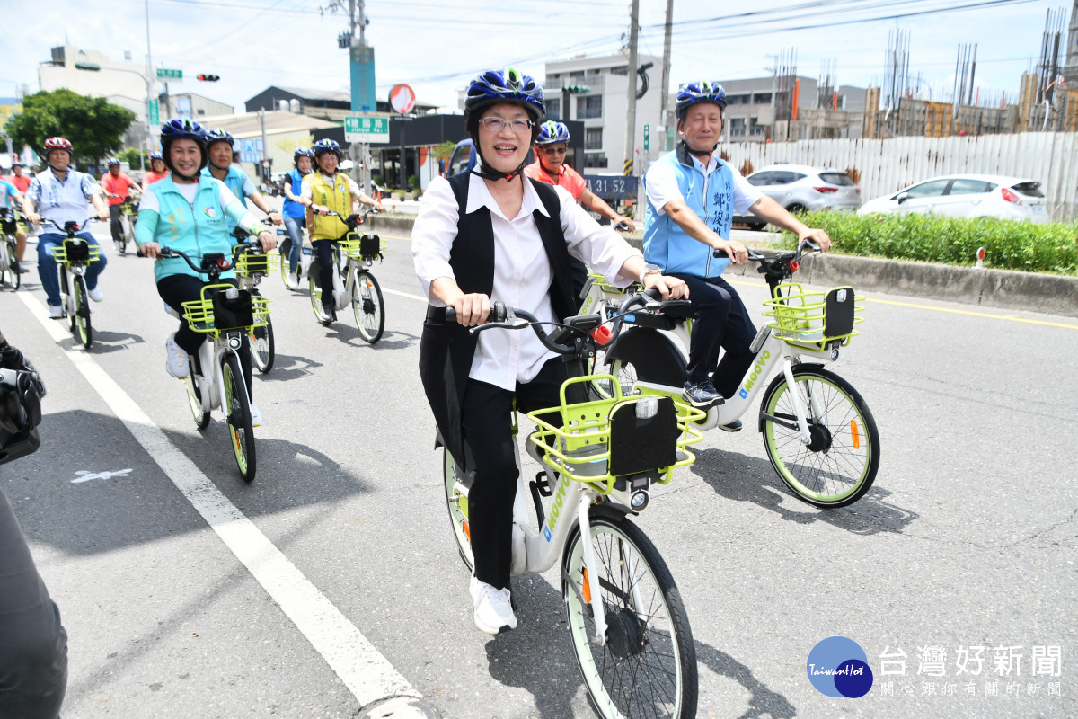 彰化田中鎮正式啟用MOOVO公共自行車，縣長王惠美騎著MOOVO悠遊市區。圖／記者鄧富珍攝