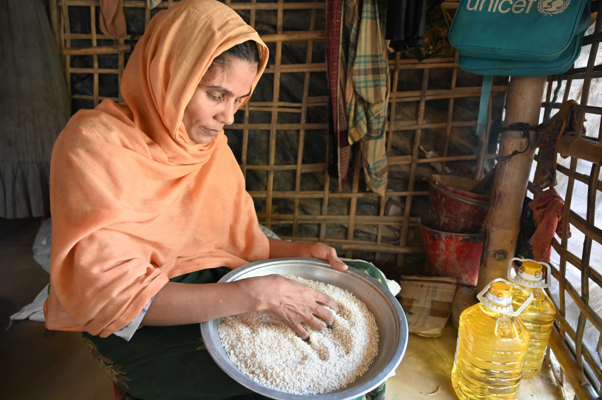 緬甸衝突後，努兒和其他羅興亞人受限於難民身分，只能仰賴糧食援助，換取米、扁豆和油等基本食物存活（台灣世界展望會提供）