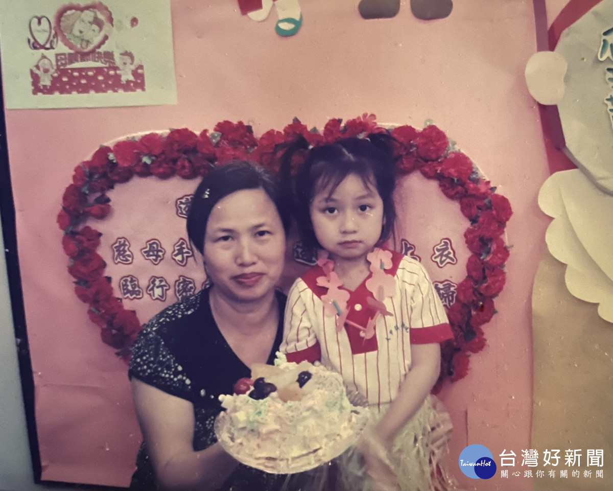 黎昱君國小二年級時，父親癌症過世，與來自廣東的母親兩人相依為命。