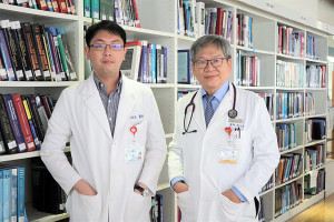 （左）部桃胸腔內科羅柏鈞醫師（右）部桃內科部李世偉部長