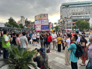 新竹車站前和民眾共同進行街頭民主課