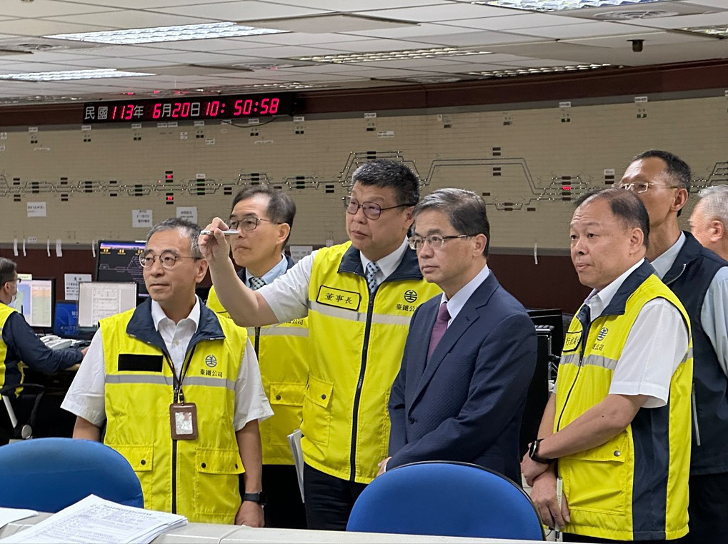 交通部長李孟諺（中右1）與台鐵公司董事長杜微（中左1）一同視察台鐵公司行控中心。（圖／台鐵提供）