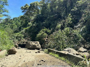 嘉義縣梅山鄉154-1鄉道今早山崩，大量土石覆蓋路面、道路中斷/嘉義縣府提供