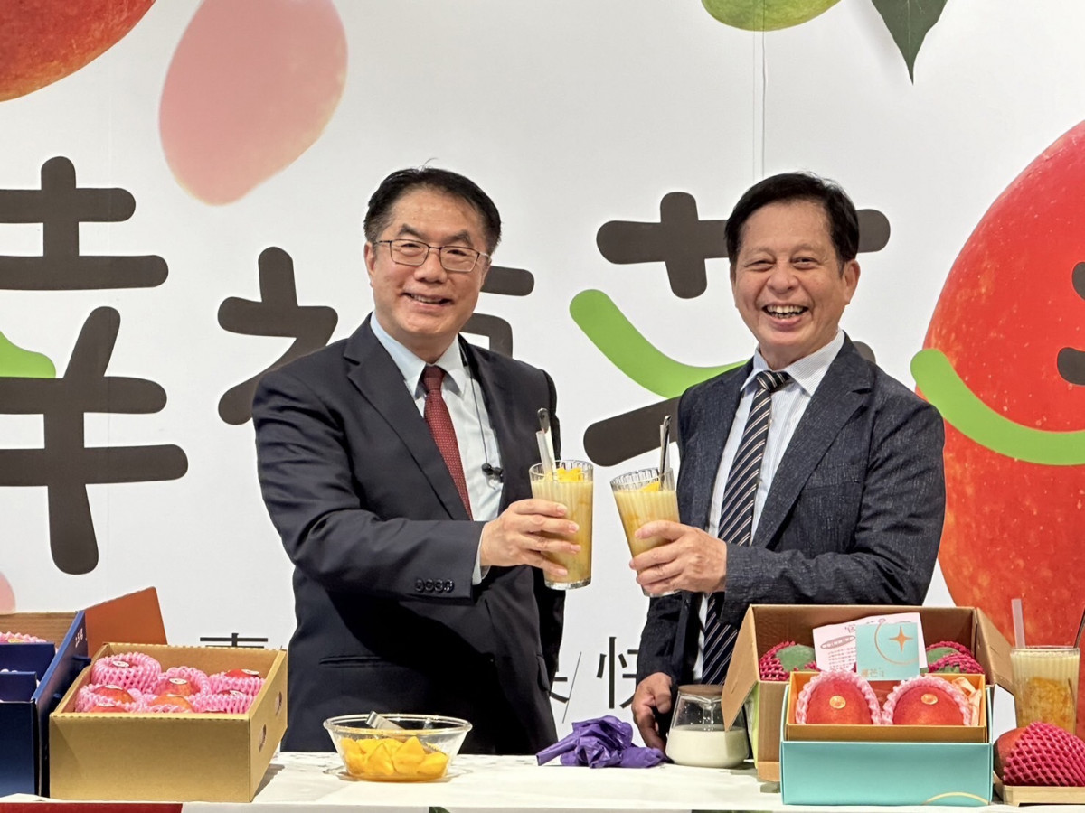 臺南市長黃偉哲（左邊）遠東百貨公司營運長林彰豊（右邊）一起製作楊枝甘露。
