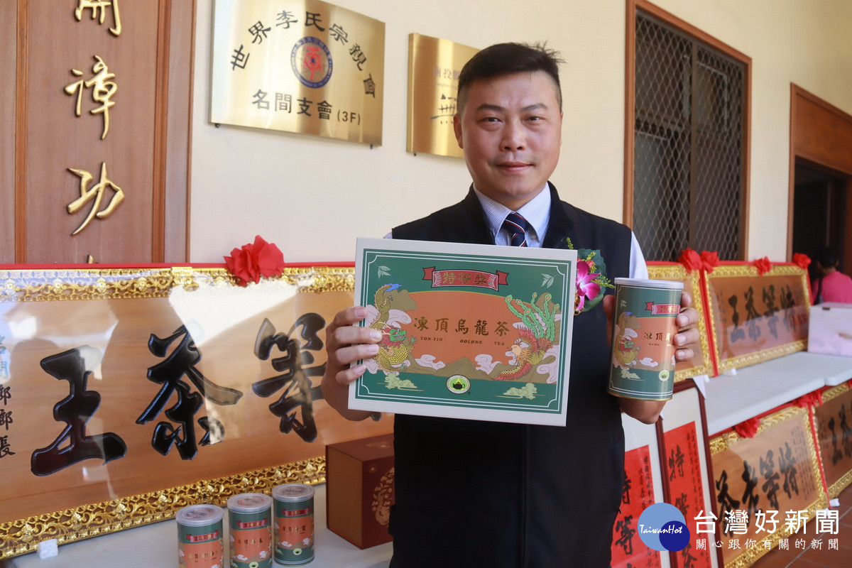 陳嘉銘理事長展示新包裝茶有復古風。（記者扶小萍攝）