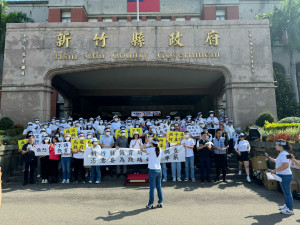 300名幼教從業人員，聚集在縣政府大門口請求教育局長向受害老師致歉。