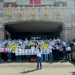 300名幼教從業人員，聚集在縣政府大門口請求教育局長向受害老師致歉。