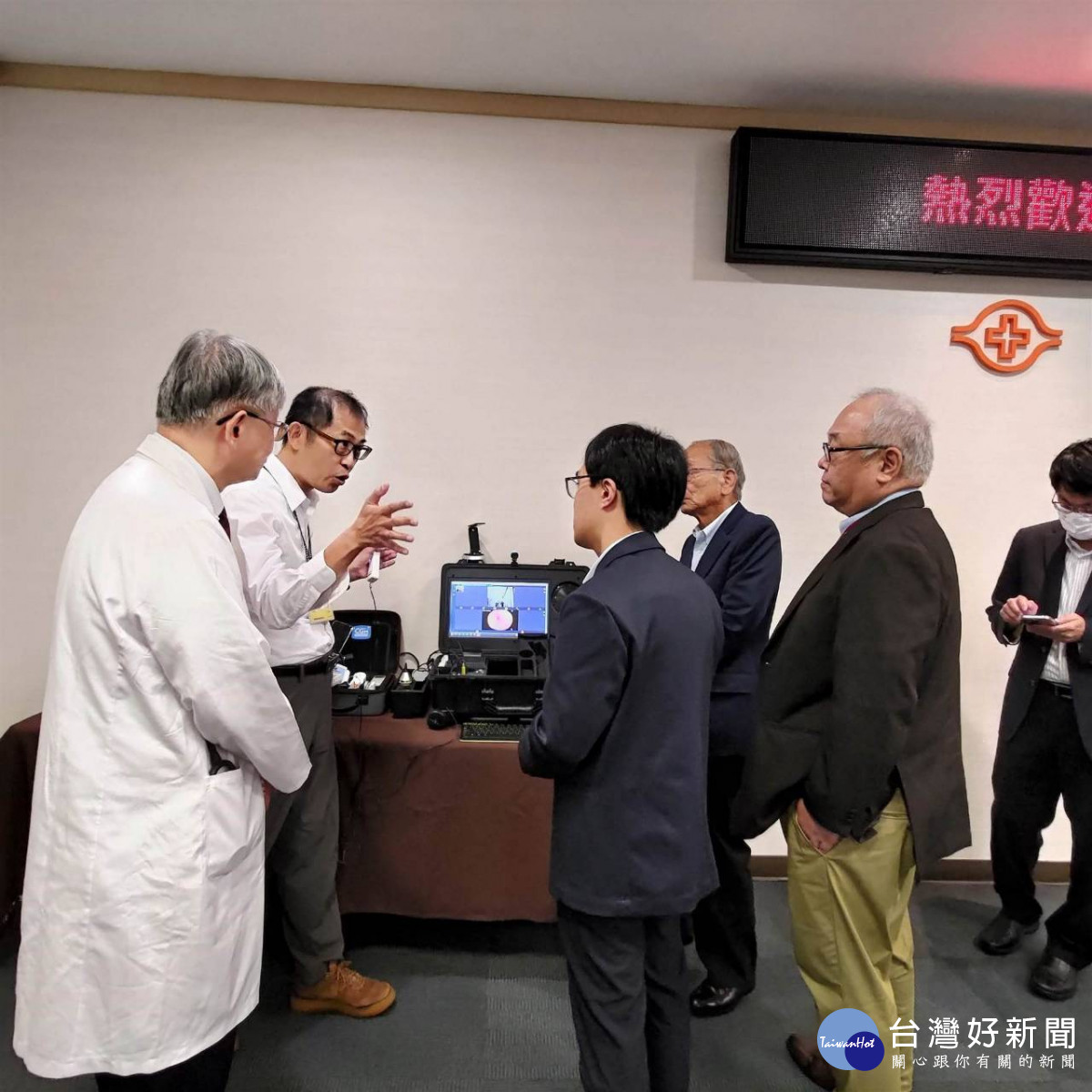 林口長庚團隊展示遠距醫療相關設備，現場交流熱烈