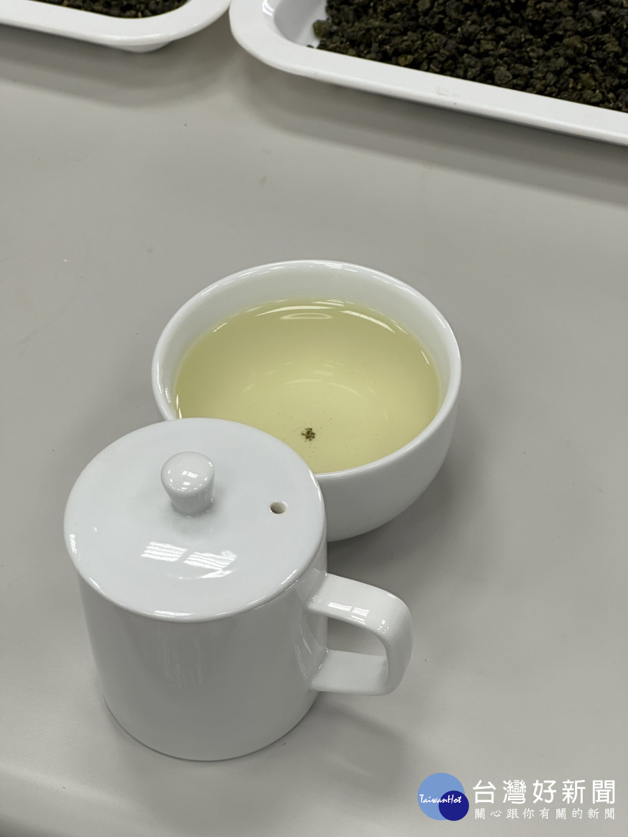 梨山茶沖泡後，茶湯水色蜜綠帶黃，香氣清揚。