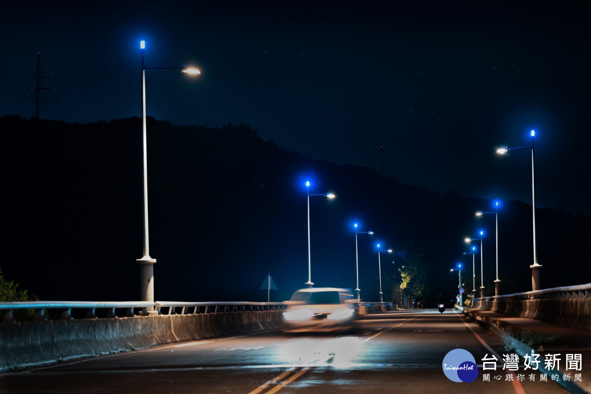 「藍色公路」重現浪漫夜景！ 中市LED路燈升級點亮大肚山頭
