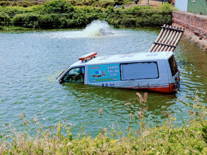 嘉義縣消防局布袋分隊救護車碰撞後衝落魚塭／民眾成峻提供