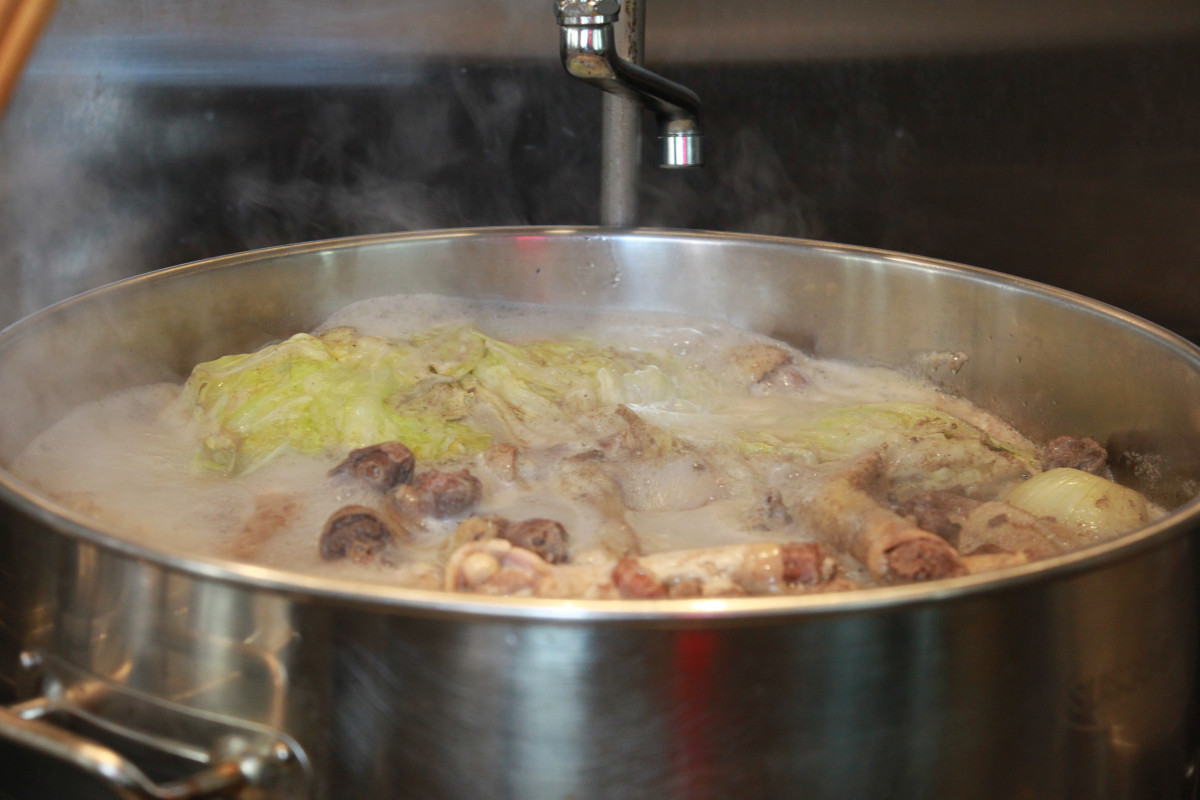 MEN-EIJI拉麵主打秘製鴨湯系專賣，以櫻桃鴨及多種蔬果精心熬煮而成。