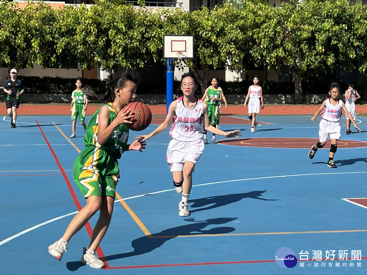 113年臺中市新世代盃國小籃球錦標賽吸引超過6百名球員飆球技。