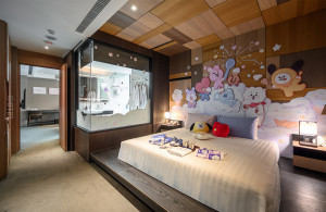 台北東旅「擁愛入團-行政BT21主題套房」內有小客廳與按摩椅，為住宿旅客減壓放鬆白天積累的疲累感。（圖／業者提供）