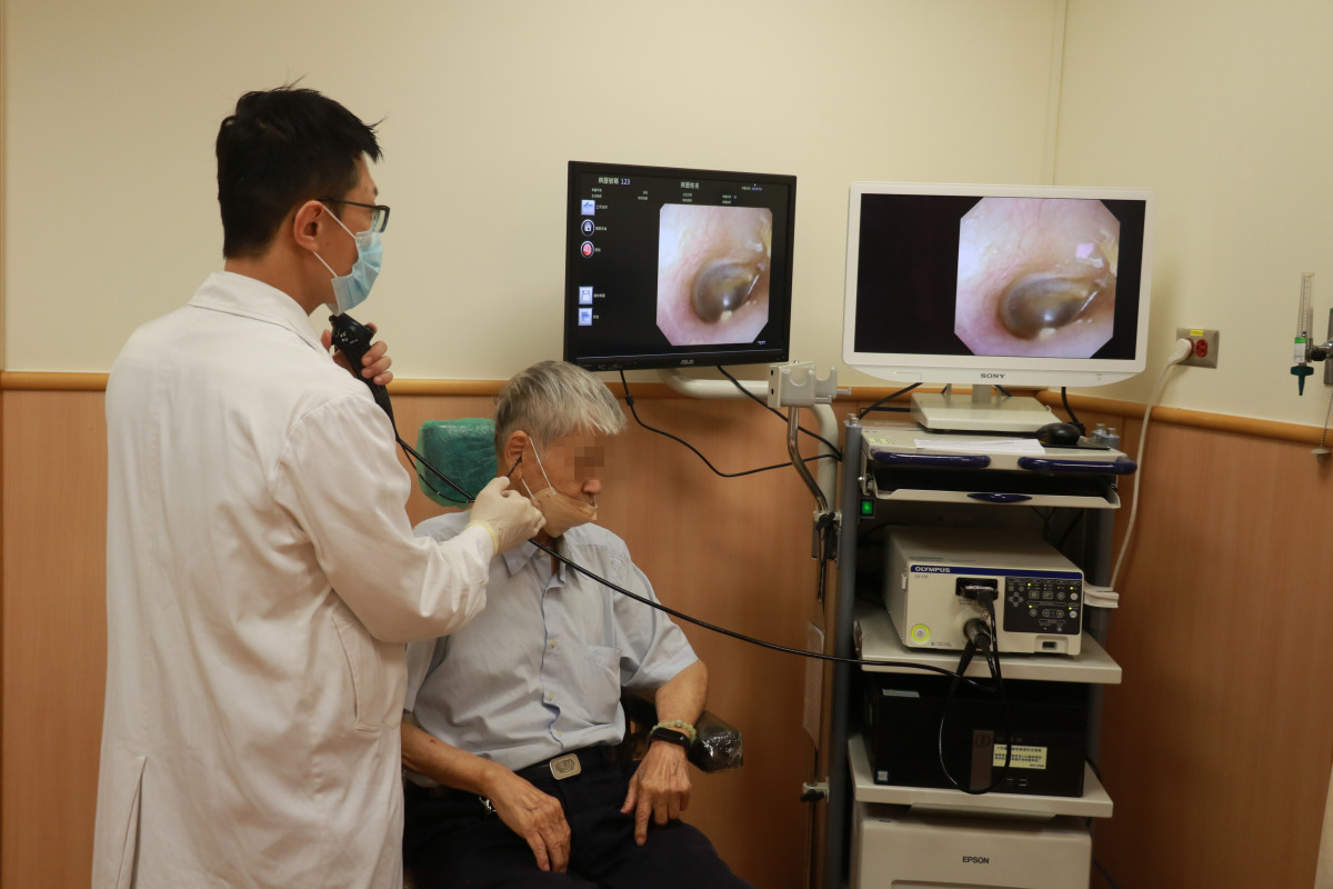 周一帆主任透過內視鏡為耳咽管功能障礙病人檢查耳膜狀態。