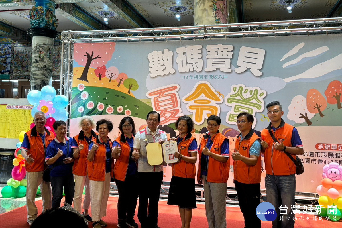 桃園市政府社會局長陳寶民致贈感謝狀予志願服務協會。