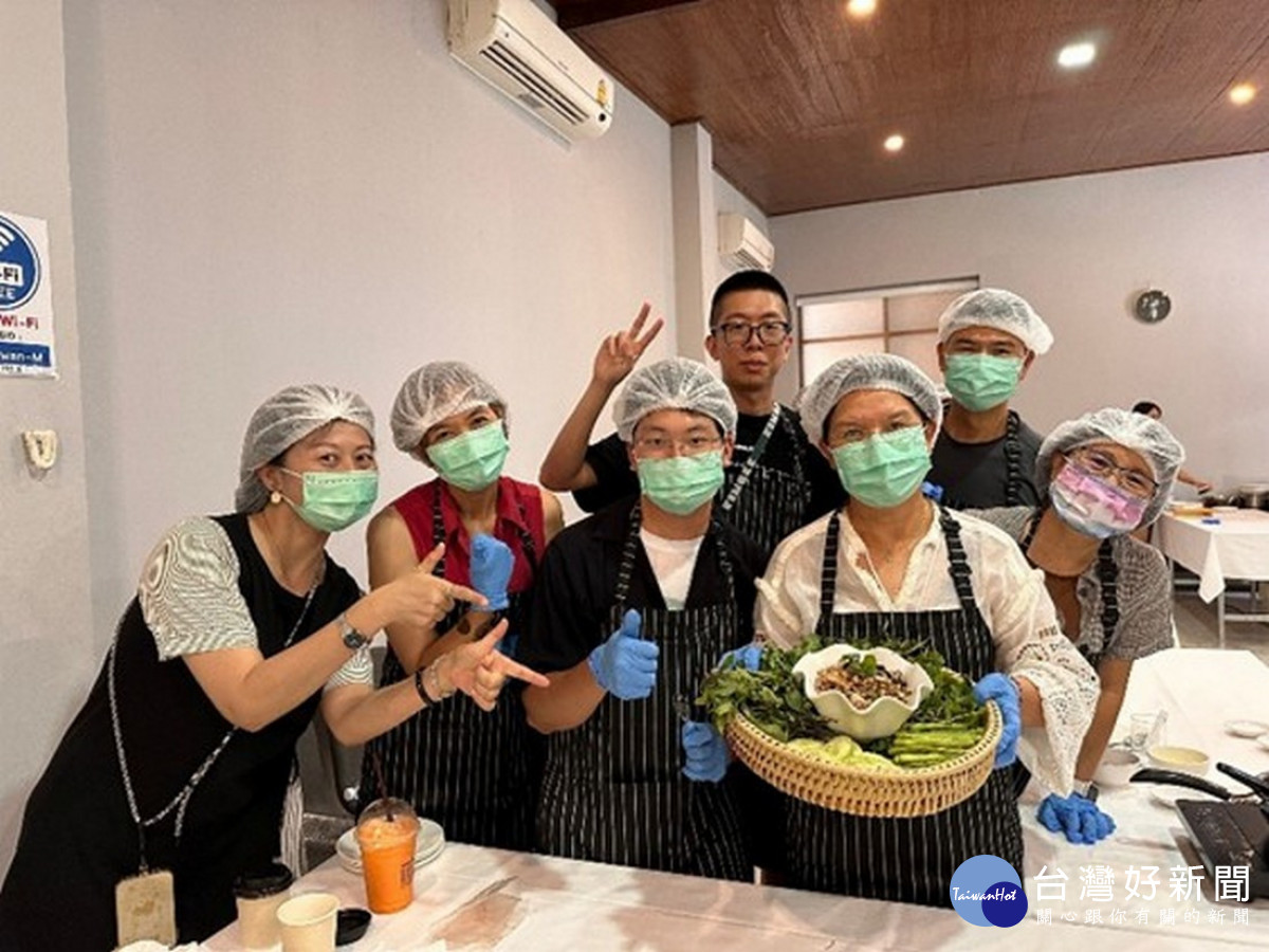 暨大USR團隊至曼谷藍帶廚藝學校進行泰式料理的深度學習。（圖/暨大提供）