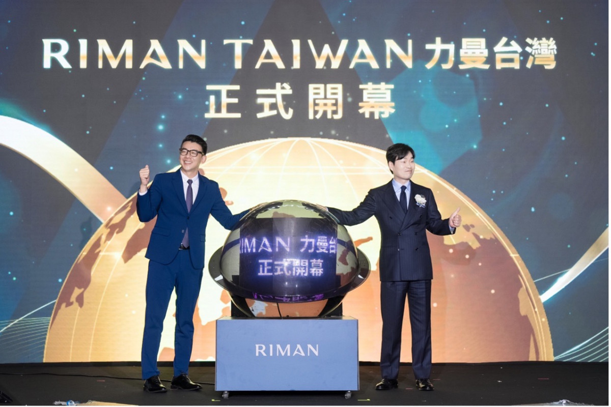 力曼創辦人安重賢 (右) 、力曼台灣總經理温鴻遠 (左)，共同宣告力曼於台灣市場正式開幕，見證韓系保養品在台創下的優異成績。