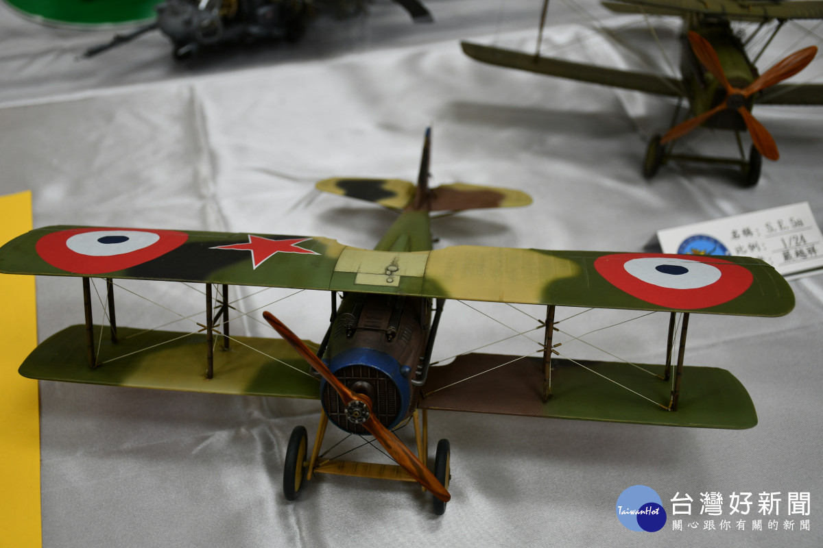 活躍於第一次世界大戰期間-體積72比1的迷你彩繪戰機模型。