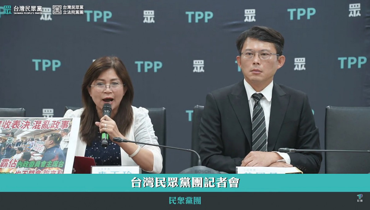 台灣民眾黨立法委員黃國昌（右）與立委麥玉珍（左）。（圖／翻攝自民眾之聲YouTube直播）