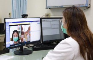 新竹馬偕神經內科主任林慧琦距設備及虛擬健保卡，與五峰鄉衛生所醫師進行遠端會診，根據病人病況立
即給予專業建議。