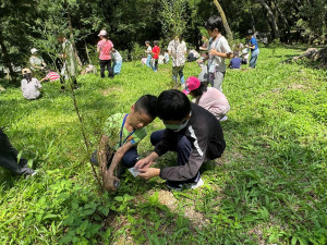 東勢林場解說人員及安親班老師帶領小朋友為小樹苗施肥。（圖/地方中心）