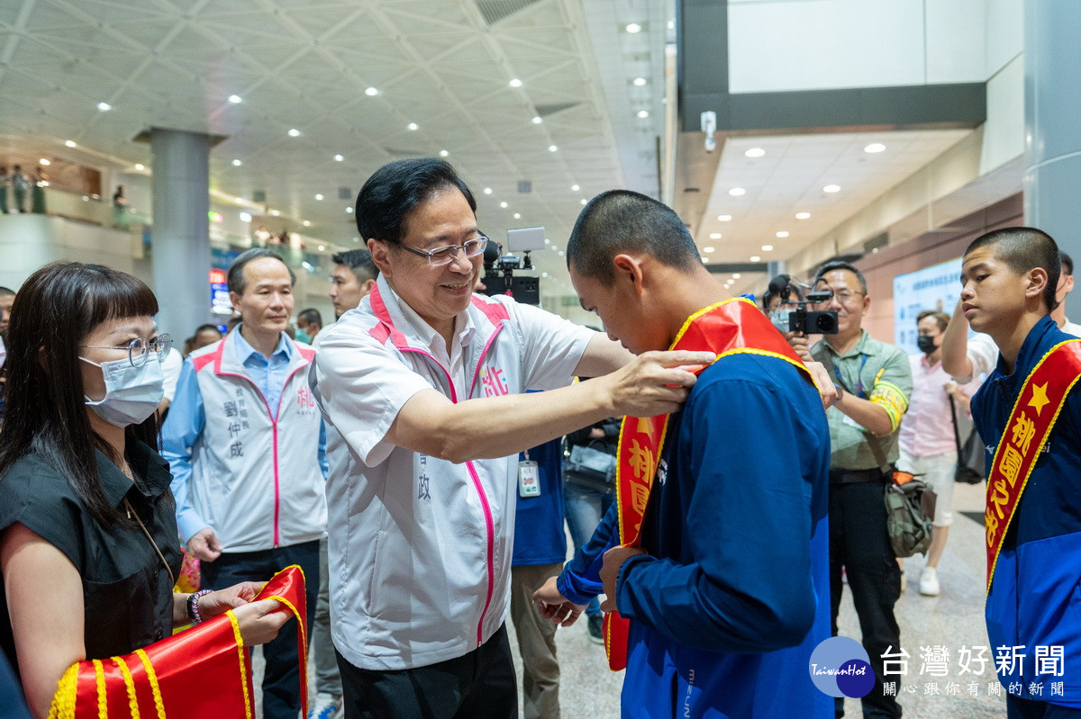 桃園市長張善政為載譽歸國棒球選手披上彩帶。<br />
