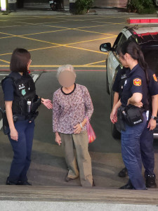 女警關切老婦迷途，順利送回家人身邊。
