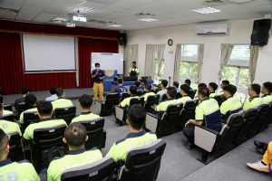 竹市府邀請桃園市政府消防局生存訓練教官授課，提升同仁自救能力及救災安全。
