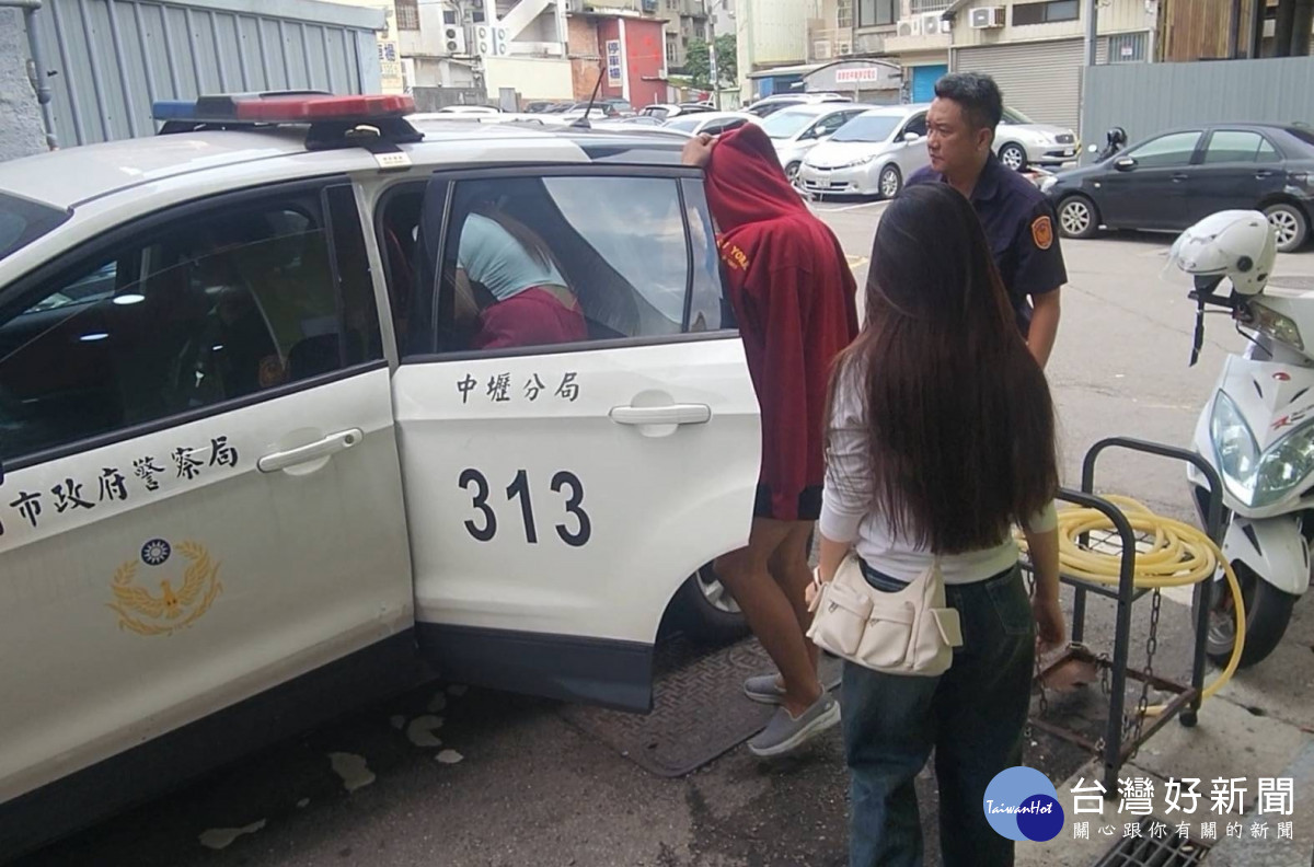 中壢警旅館查獲外籍女來台賣淫。