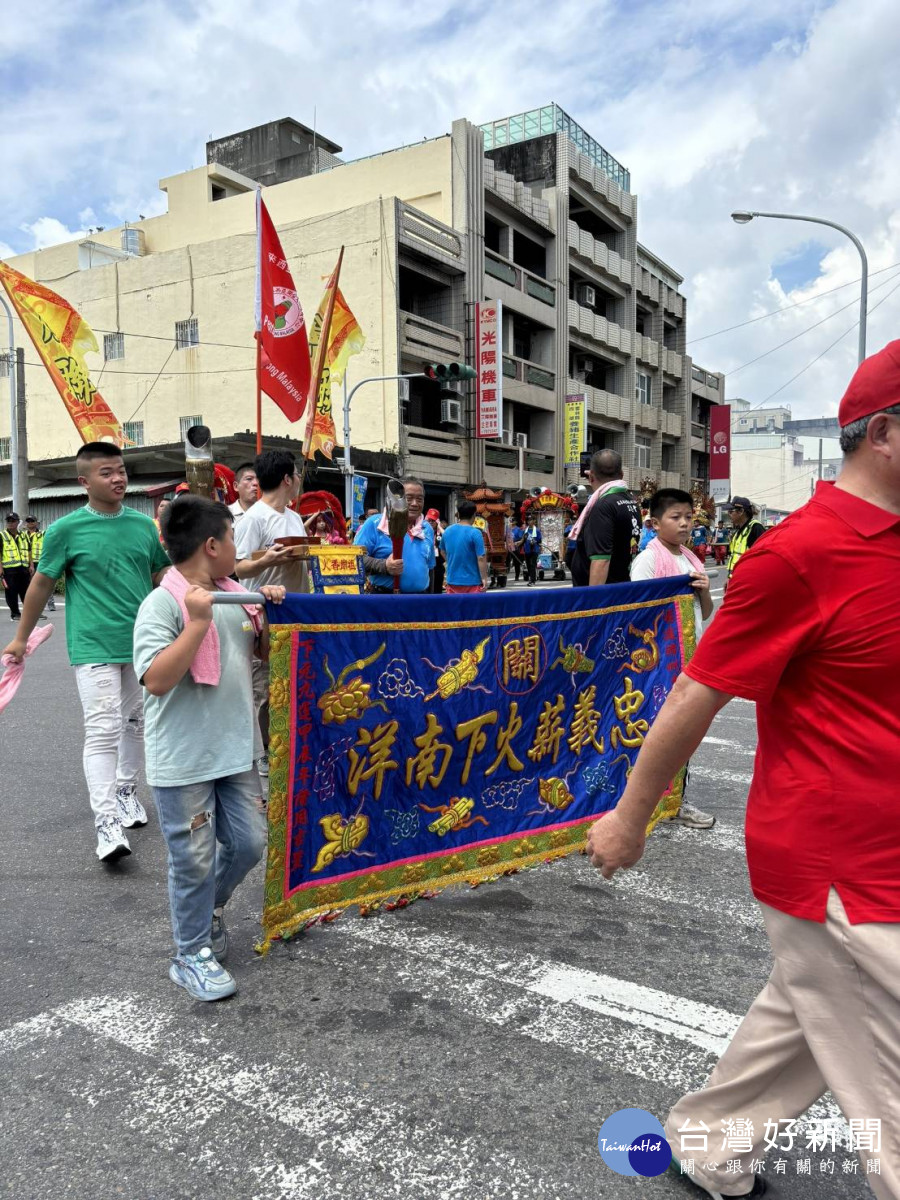 「2024國際關公文化節」忠義薪火抵達雲林縣四湖鄉，在四湖鄉進行繞境祈福活動。(圖／財團法人馬稠後關帝廳董事林志鴻提供)