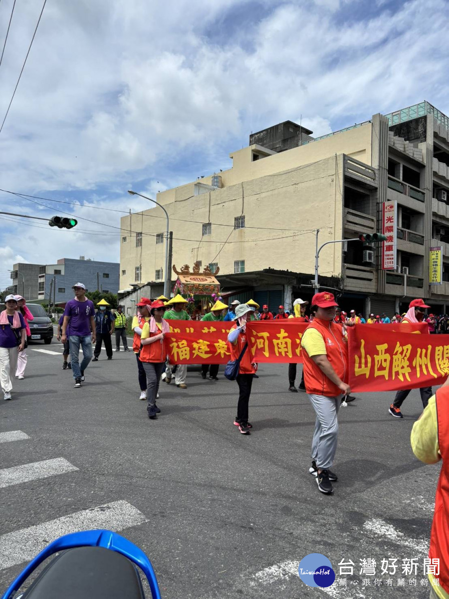 「2024國際關公文化節」忠義薪火抵達雲林縣四湖鄉，在四湖鄉進行繞境祈福活動。(圖／財團法人馬稠後關帝廳董事林志鴻提供)