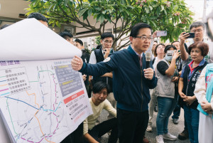 交通部長李孟諺說明台中捷運路網。（圖／交通部路政及道安司提供）
