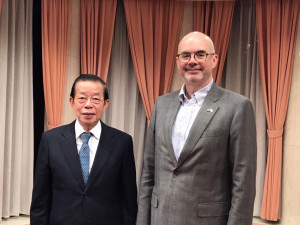 我駐日代表謝長廷（左）與前美國駐日本臨時代理大使谷立言（Raymond Greene）（右）合照。（圖／資料照片，圖源：翻攝自謝長廷Facebook）