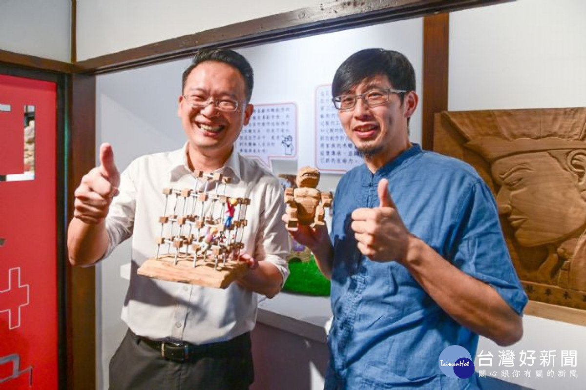 蘇副市長與策展人吳欣益展出自創的木作玩具。<br />
