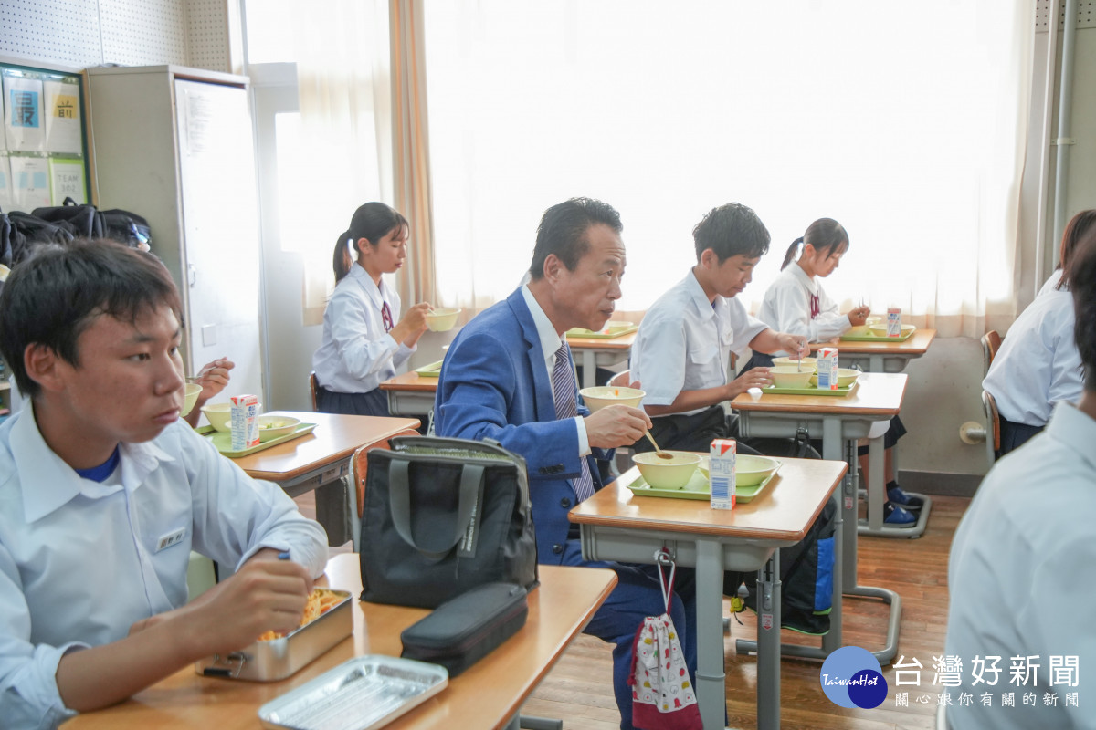 嘉義縣長翁章梁受丸久株式會社邀請，前往國府中學參與「營養午餐供應嘉義縣鳳梨推廣」活動／嘉義縣府提供