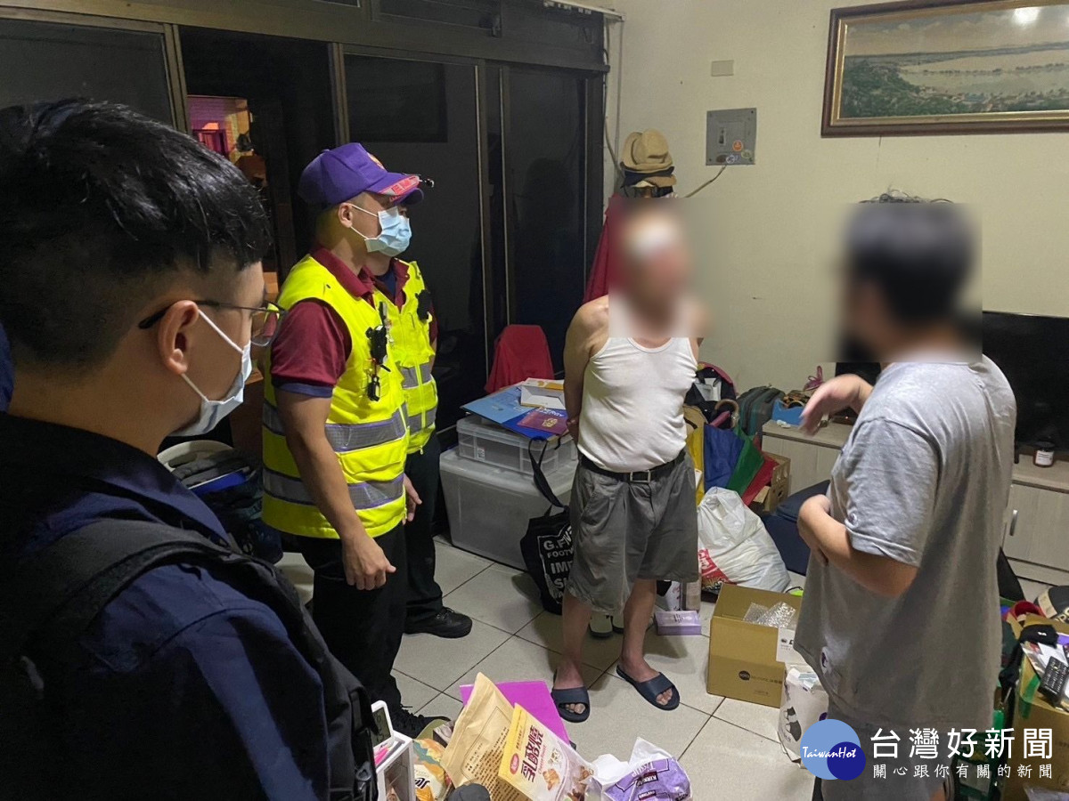 老翁凌晨外出摔破頭迷途，平鎮巡邏員警熱心馳援助返家。<br />
