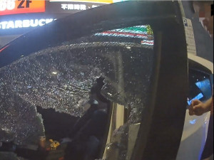 2歲童玩遙控器誤觸鎖車內，警方破窗救出。