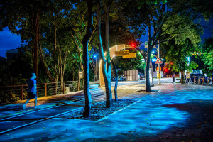 嘉油鐵馬道優化工程第二階段，以水藍色波紋燈營造沁涼夜間氛圍／嘉義市府提供