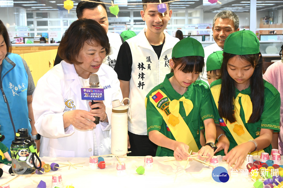 嘉義市長黃敏惠到嘉義市女童軍會攤位體驗科學趣味互動／陳致愷攝影