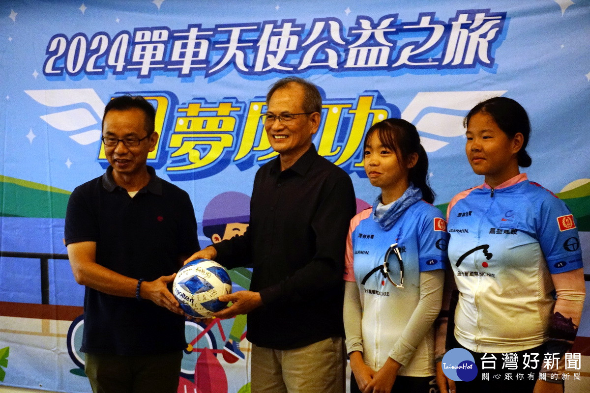 茂林光電董事長李滿祥代表組委會進行體育公益捐贈。<br /><br />
