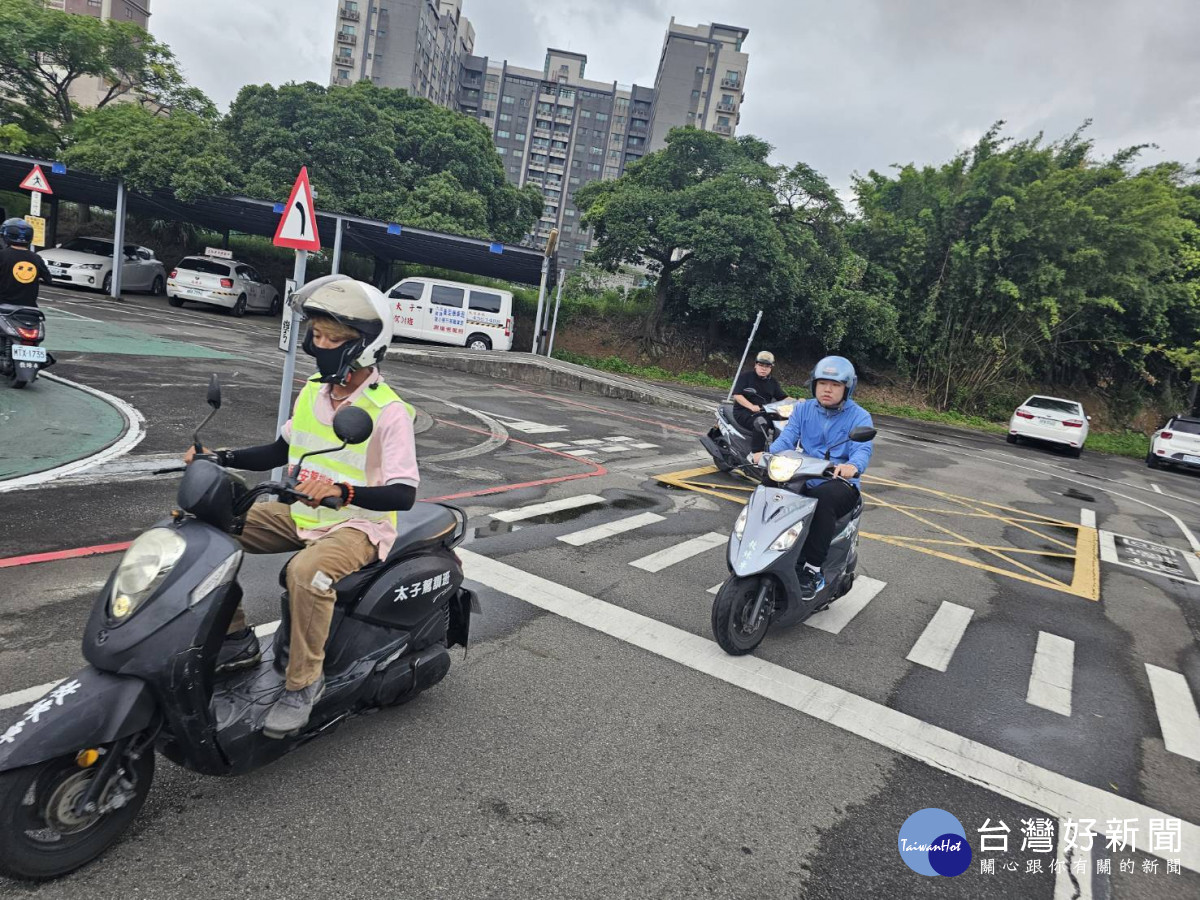 為降低機車傷亡事故，機車駕訓補助自108年起開始推動，成效顯著。