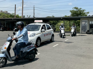 為降低機車傷亡事故，機車駕訓補助自108年起開始推動，成效顯著。