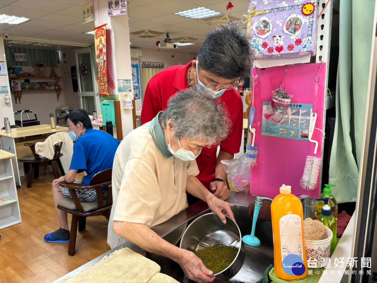 榮家照服長輩品嚐地瓜綠豆湯解熱