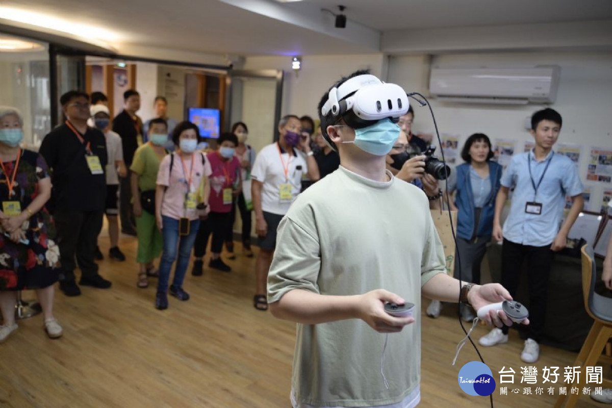 民眾體驗龍華科大遊戲系學生榮獲教育部全國技專生實務專題競賽第三名作品：信史。