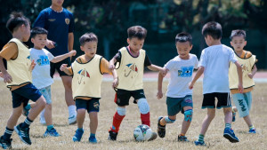 台中社區足球節活動吸引超過百名球員參加。